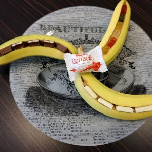 Gefüllte Banane mit Süßigkeiten